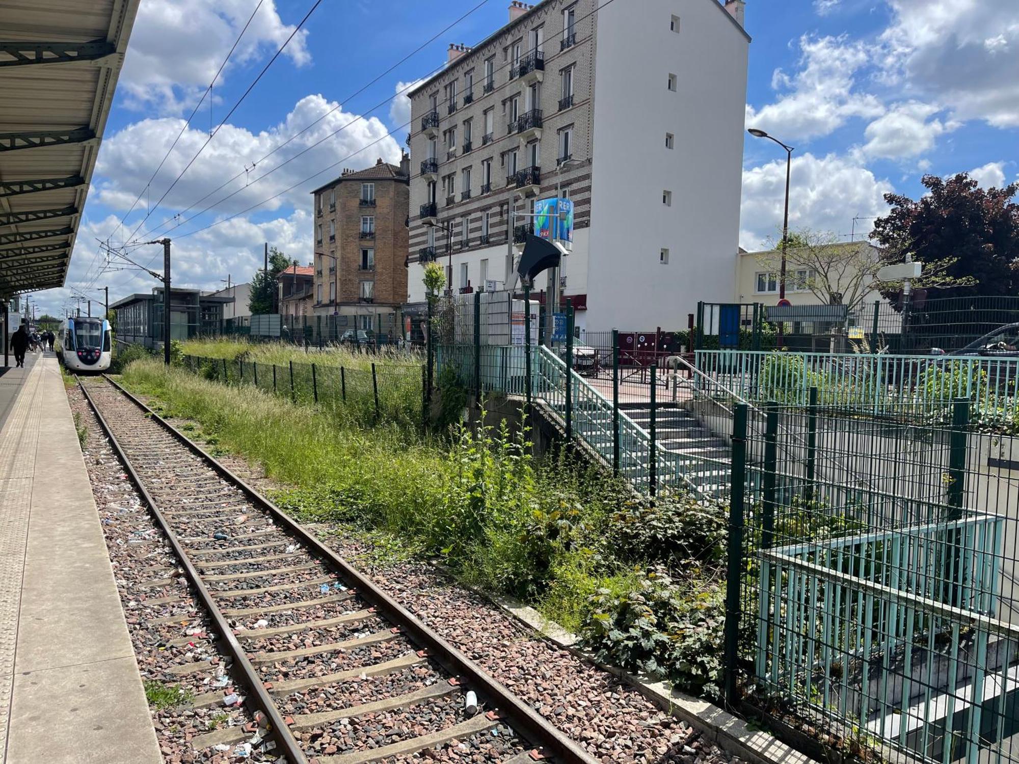 La Maison Est Situee En Face De La Gare Bondy Exterior photo