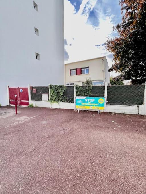 La Maison Est Situee En Face De La Gare Bondy Exterior photo